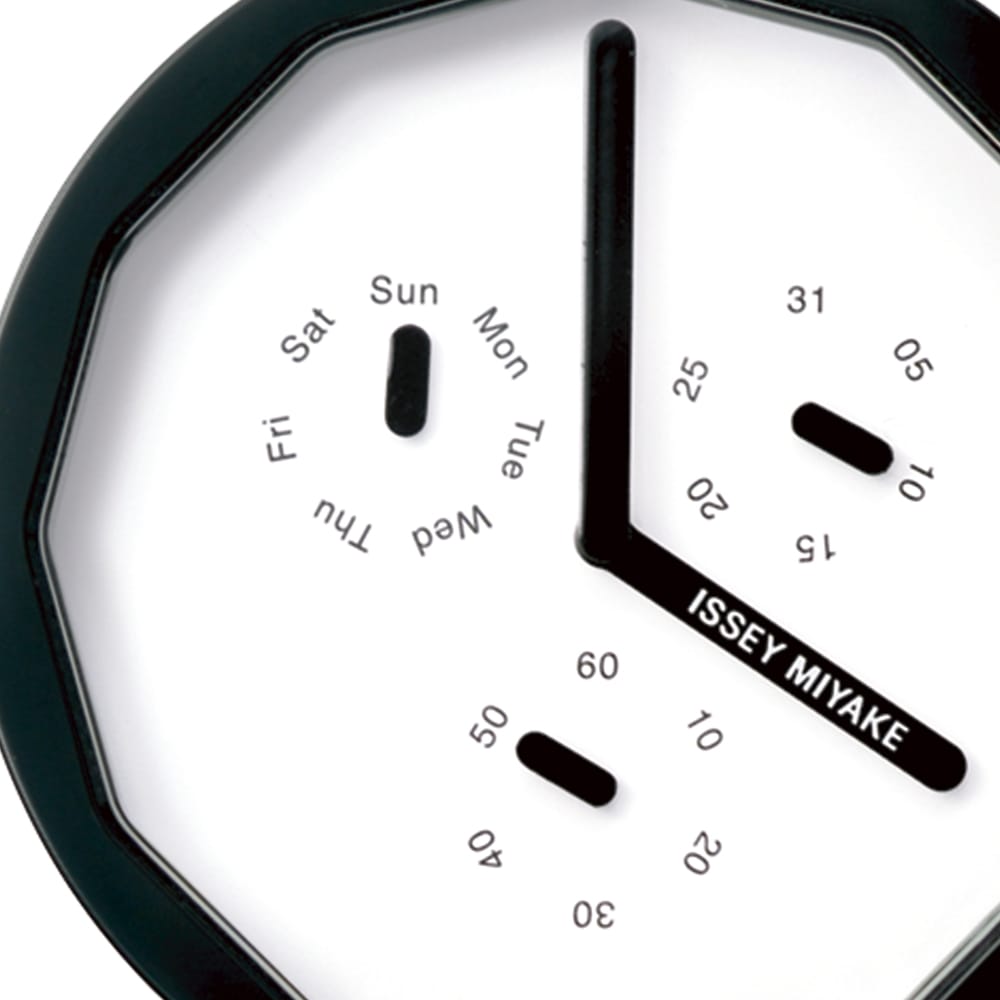 時分秒と日・曜を表示するカレンダー機能。太い針の位置で、時計に独特の表情が生まれる。