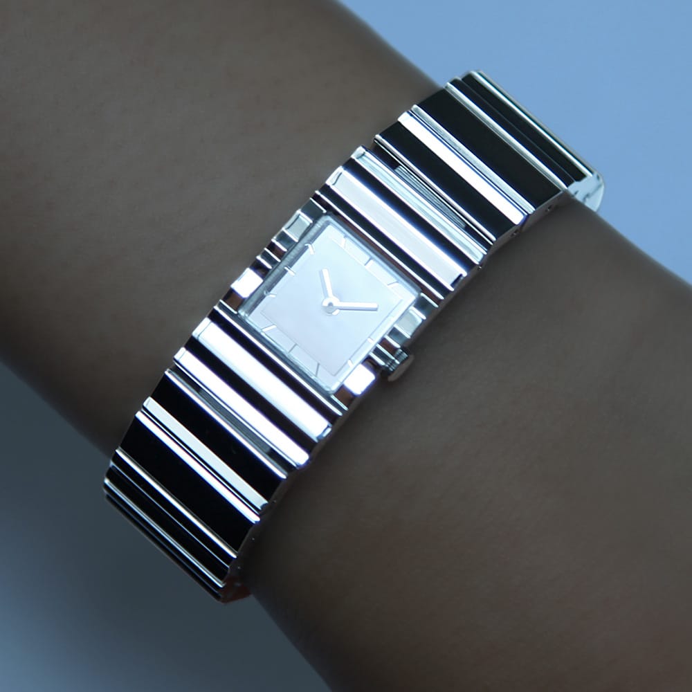 A beautiful watch that sparkles as a bracelet.
The minimum bracelet size is from 134 mm to 200 mm.