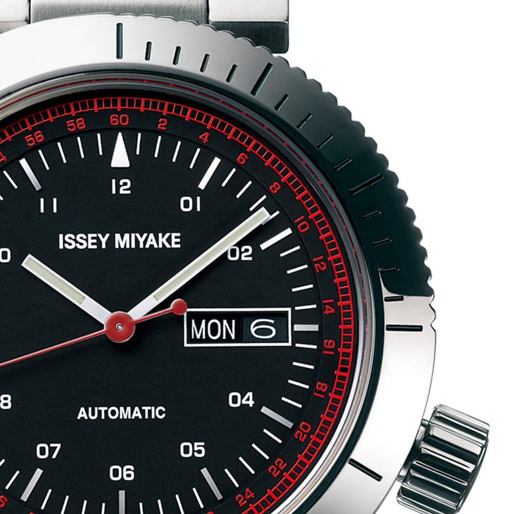 デザインモチーフは羅針盤<br><span>伝統的な羅針盤に触発されてデザインしたダイヤル上の赤色の目盛と針の組み合わせで、機械式時計のもつアナログな宇宙観を実現。</span>